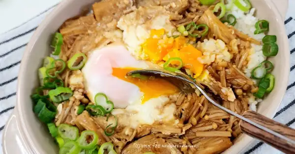 One-Bowl Recipe for Oyster Sauce Enoki Mushroom and Egg Rice Bowl
