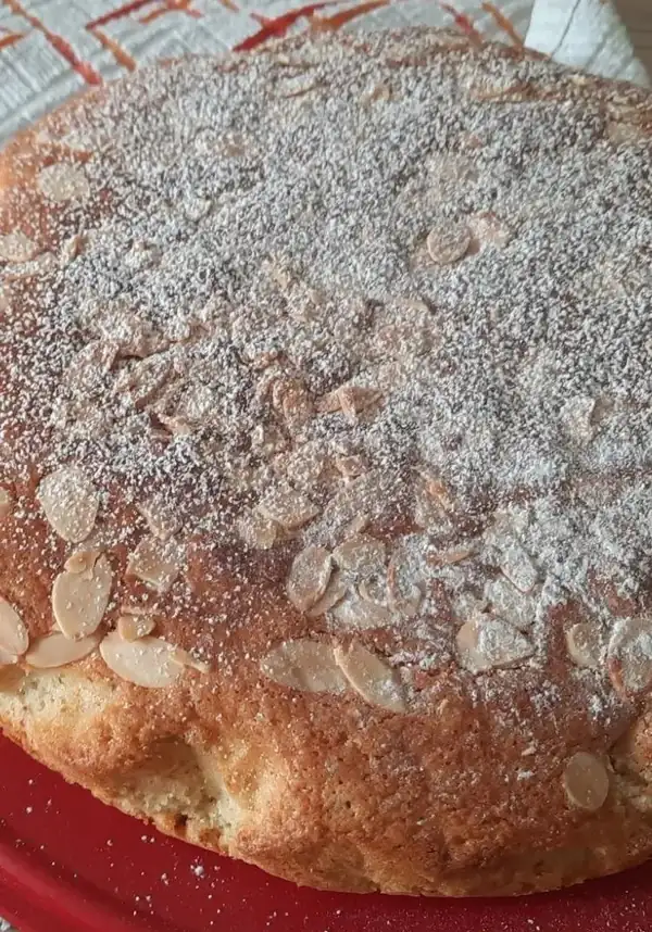 Yogurt cake with almonds
