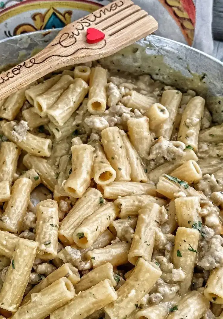 Rigatoni with chickpea cream and sausage