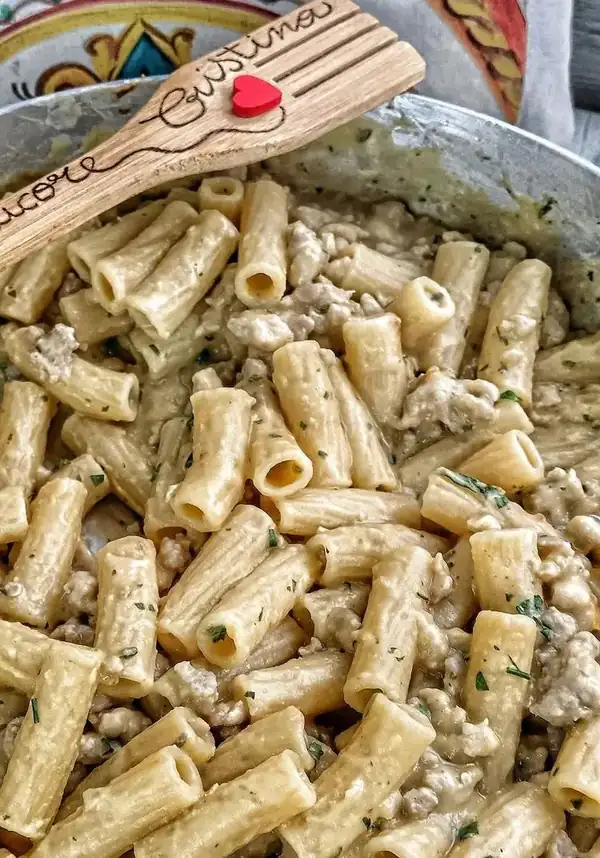 Rigatoni with chickpea cream and sausage
