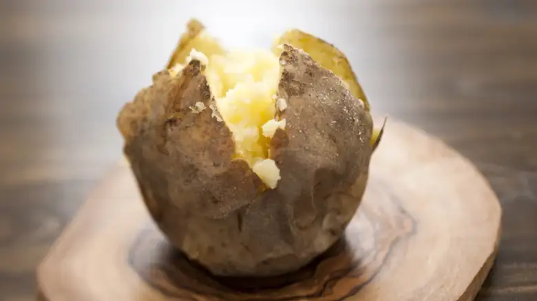 El sencillo error que hace que la piel de la patata asada quede blanda (y cómo solucionarlo)