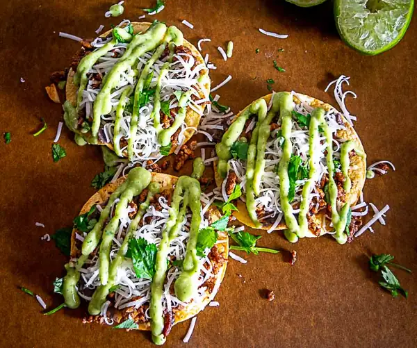 Tostadas de Carne Molida con Salsa de Aguacate