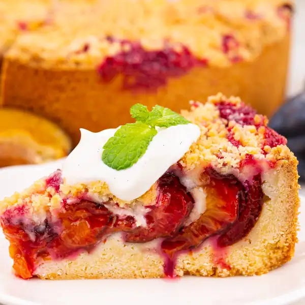 Shortcrust pastry with plums and crumble