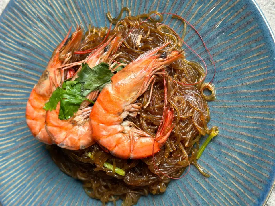 Langostinos al vapor con fideos de cristal (Goong ob Woonsen)