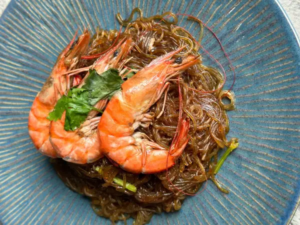 Steamed Prawns w/ Glass Noodles (Goong ob Woonsen)