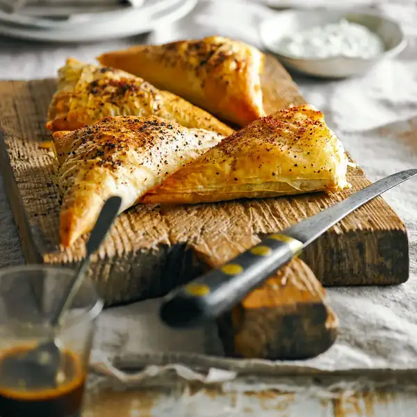 Esta empanada de cordero especiada está tan buena que querrás comerte toda la bandeja