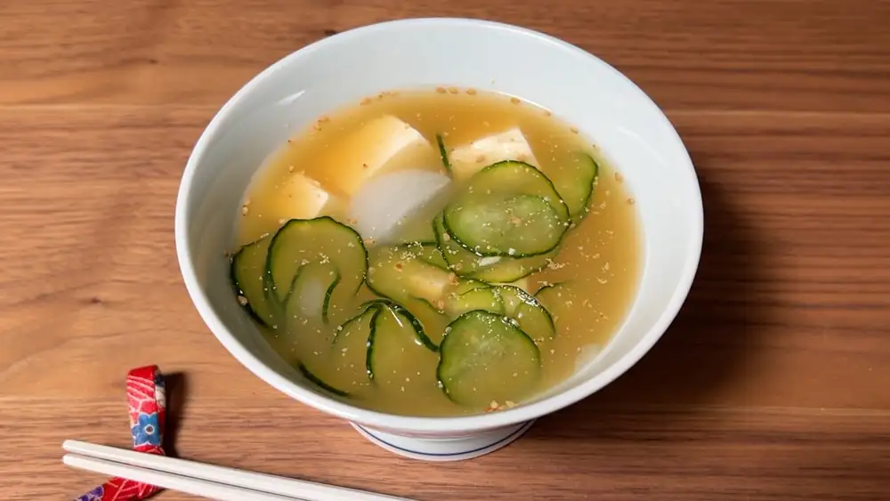 Sopa fría de miso con pepino y tofu