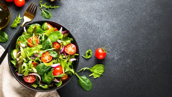 La mejor manera de cortar verduras para una ensalada más equilibrada