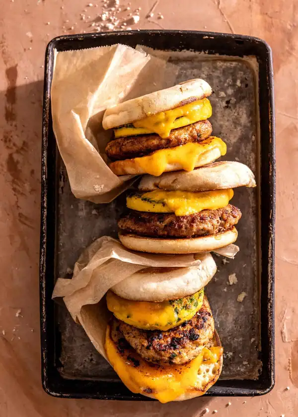 Sándwiches de desayuno congelados de pollo y huevo
