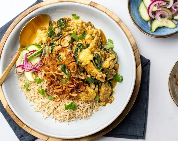 Yellow curry with spinach
