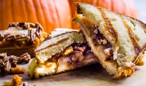 Sándwich de queso a la parrilla sin lácteos con calabaza, pera y nueces pecanas confitadas