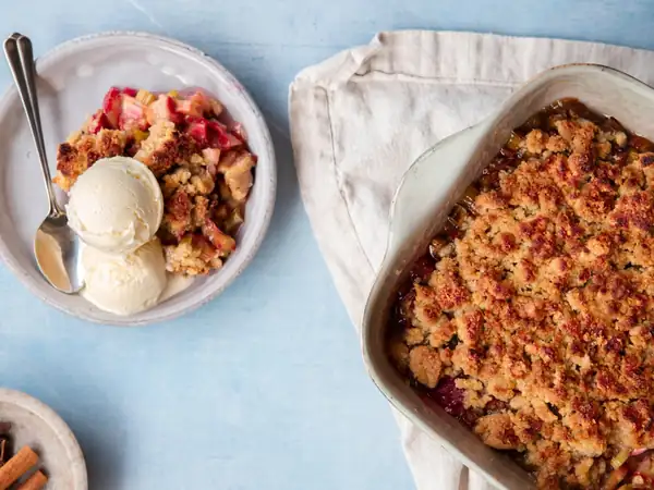 Pastel de ruibarbo con crumble