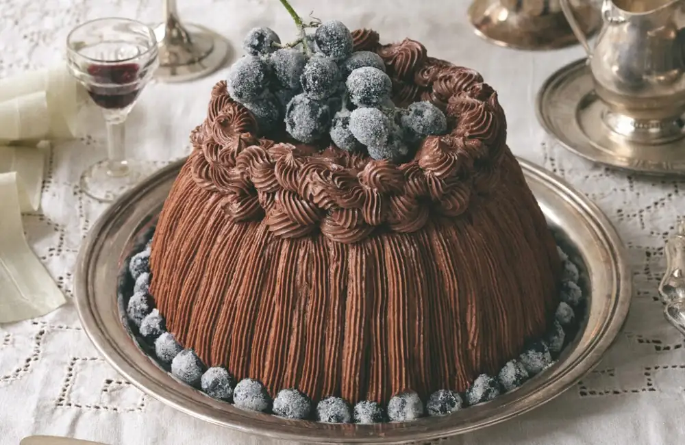 Pastel de cúpula de chocolate, pera y jengibre con vino tinto