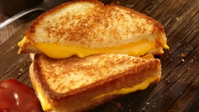 Lleva el sándwich de queso a la parrilla más allá de lo básico con estos ingredientes mediterráneos