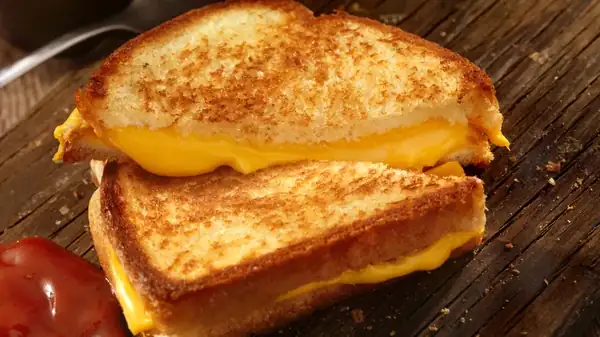Lleva el sándwich de queso a la parrilla más allá de lo básico con estos ingredientes mediterráneos
