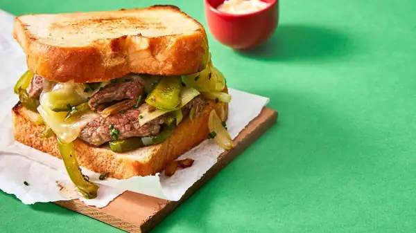 Receta: Jugoso sándwich de filete de queso estilo Filadelfia como en un restaurante americano