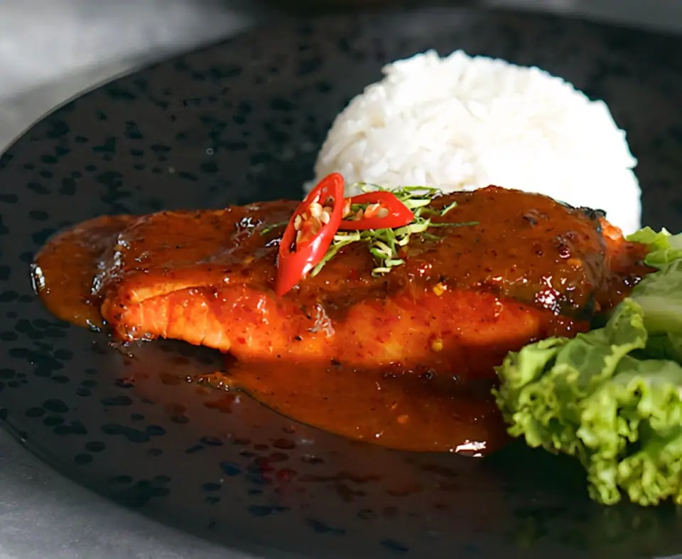 Salmón al curry rojo tailandés (Choo Chee Pla)