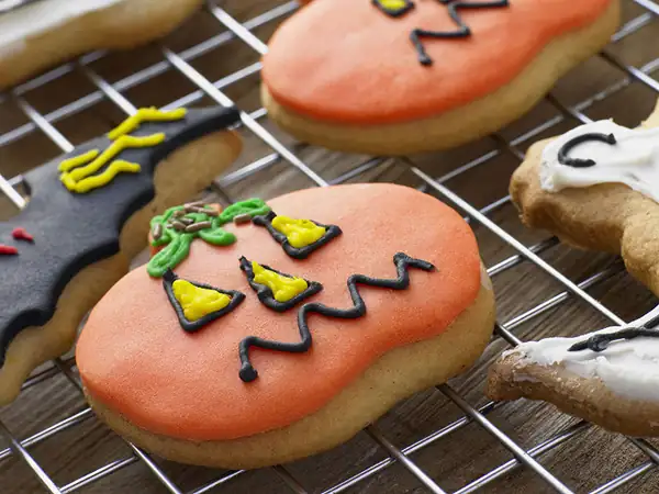 Halloween skeleton cookies: crunchy and decorated for a snack