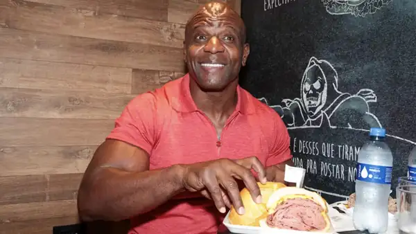 Terry Crews in São Paulo: mortadella, cheese and football to the rhythm of 'A Thousand Miles'