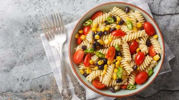 Prepara una ensalada de pasta más sustanciosa usando empanadillas congeladas