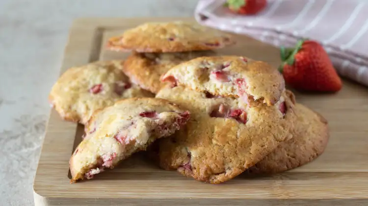 El secreto para hacer galletas de fresa y chocolate blanco súper suaves en casa sin que la masa se derrita en el horno