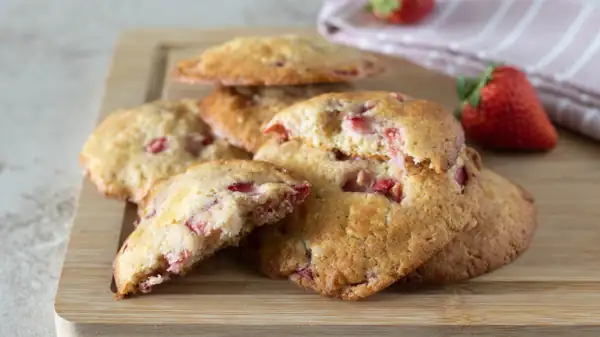 The secret to making super-soft strawberry and white chocolate cookies at home without melting the dough in the oven