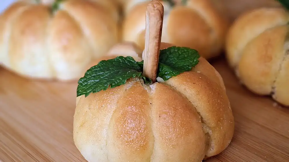 Leavened pumpkin with meat filling