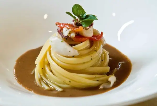 Pasta (linguini) con calamares y salsa de pan de centeno