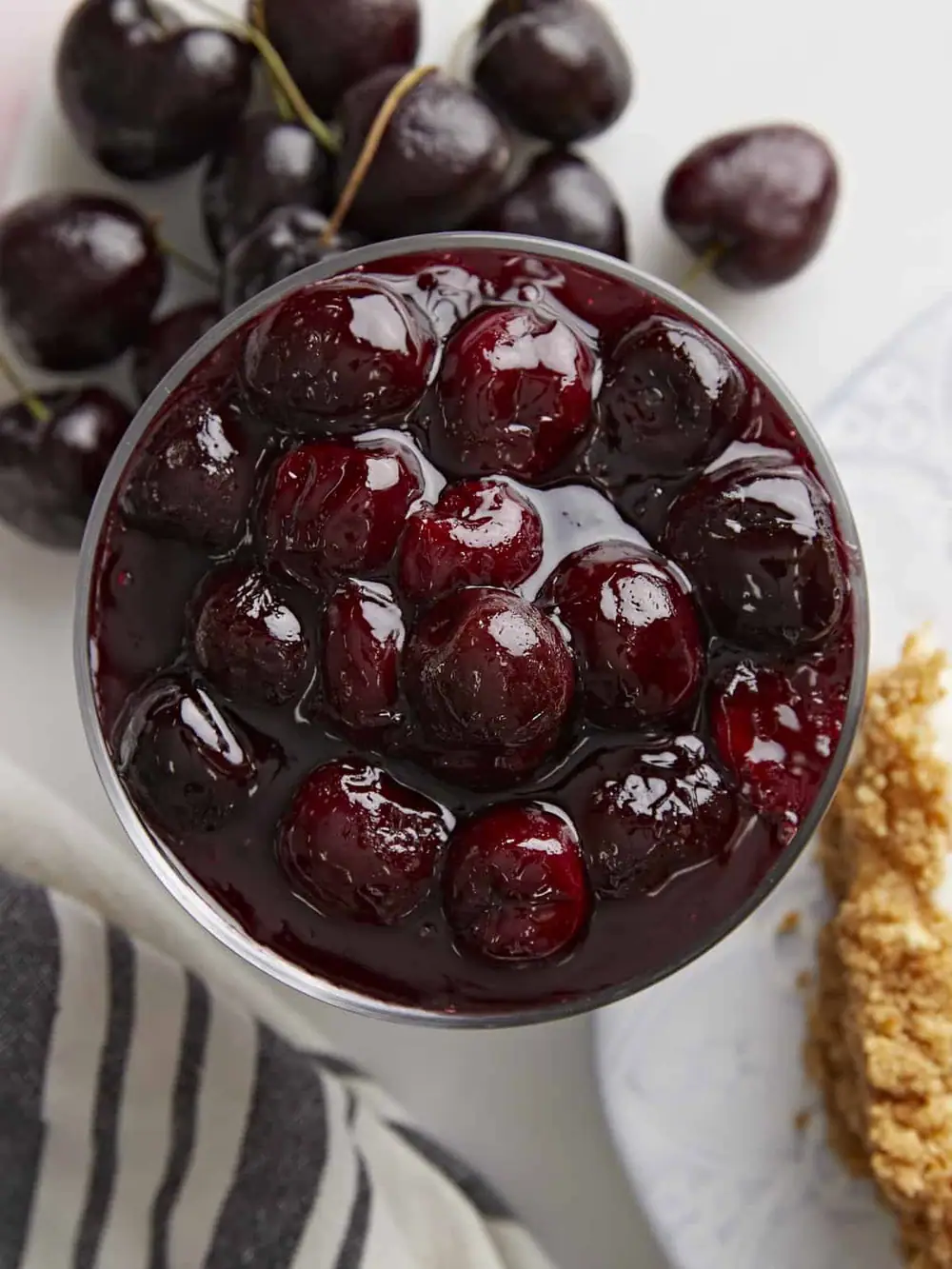 Salsa de cerezas con un toque cítrico para realzar tus postres