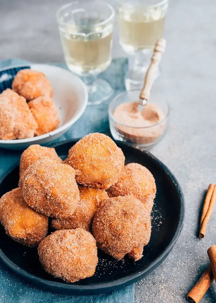 Mini oliebollen with cinnamon sugar