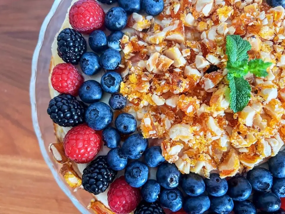 Tarta de crepes con mermelada de frutos rojos y mascarpone