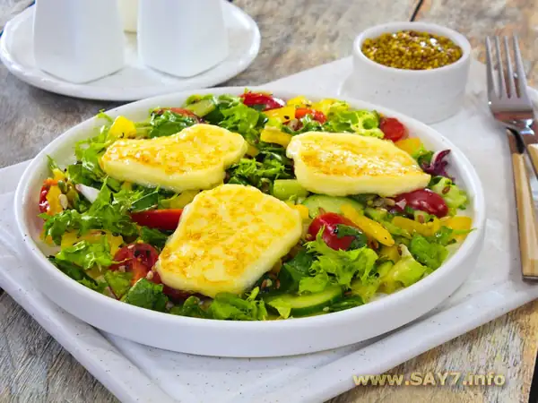 Salad with fried halloumi