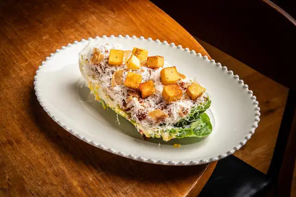 Receta de ensalada César de pollo con picatostes y yema de huevo confitada