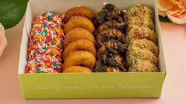 Este nuevo local de postres en Toronto eleva los mini donuts al estilo de la CNE con ingredientes gourmet y helado suave