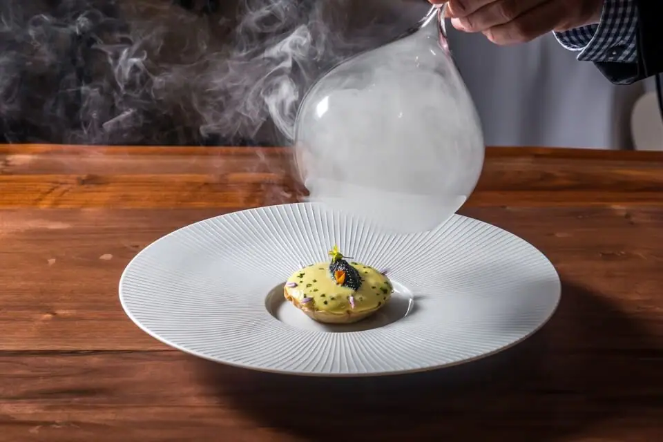 Tarta de esturión y chucrut cubierta con caviar de esturión