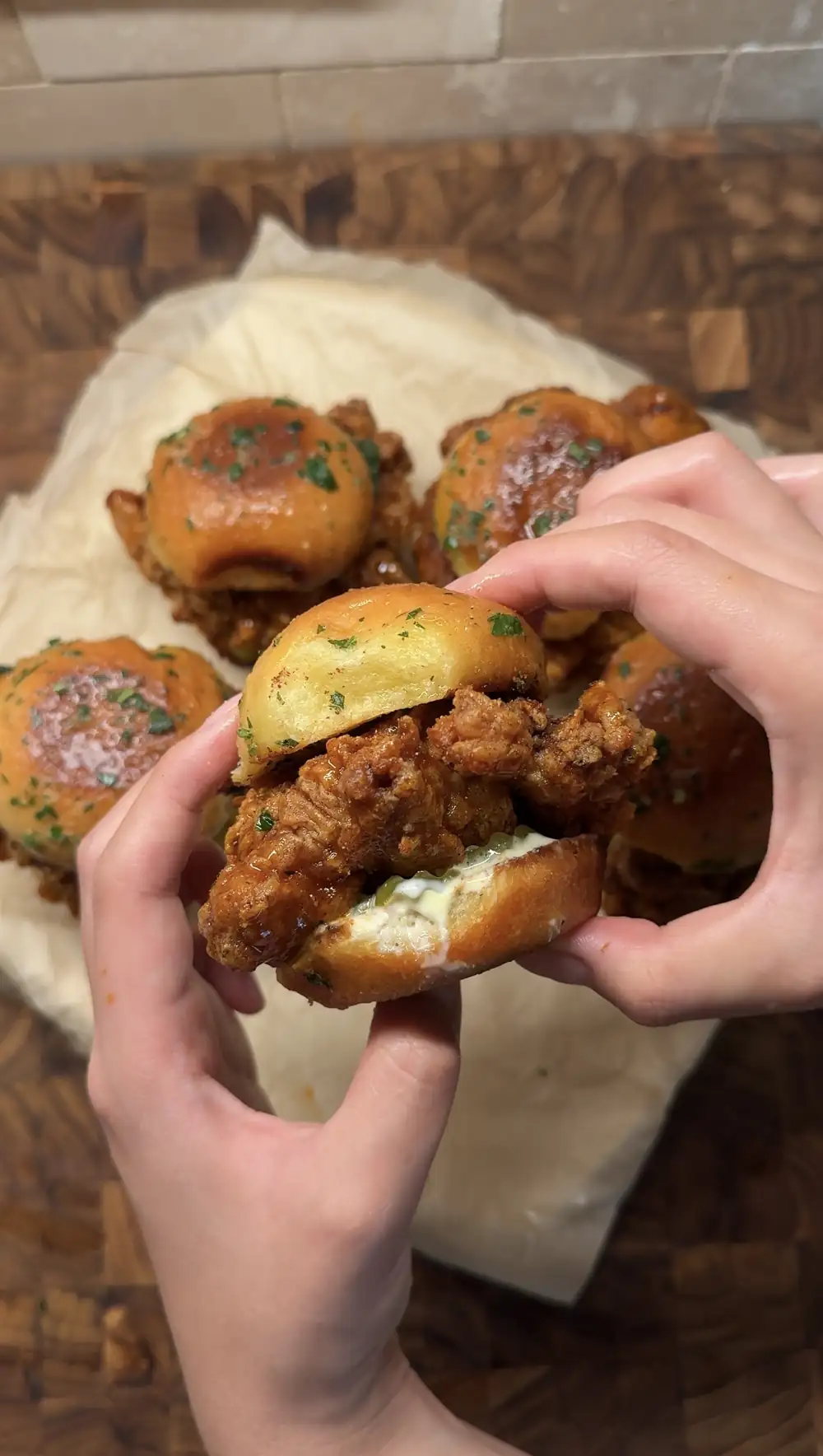 Mini hamburguesas de pollo con miel y ajo picante