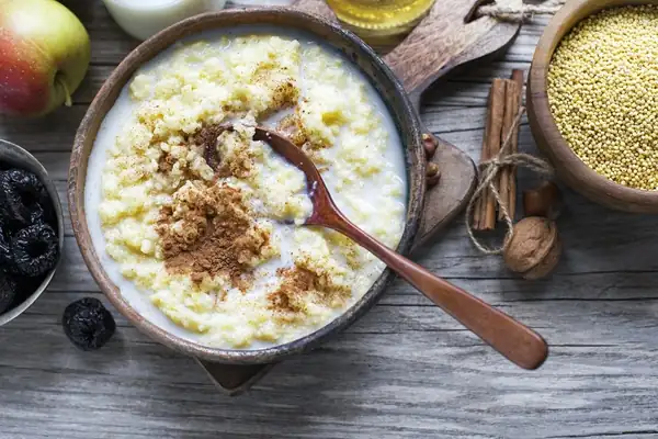 Millet porridge with milk: an easy breakfast