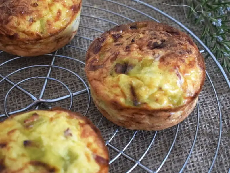 Individual crustless quiche with leeks, Comté cheese and bacon