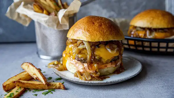 Homemade hamburger – Digg burger with caramelized onions