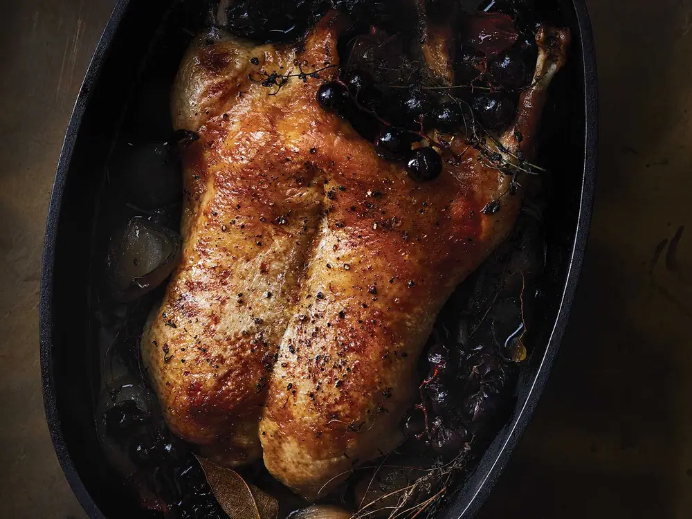 El pato asado del enólogo con chalotas y uvas Concord