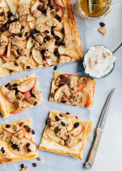 Pastel de manzana en bandeja