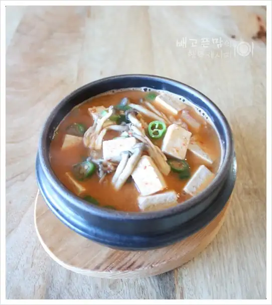 Soybean paste stew that boils vigorously all at once