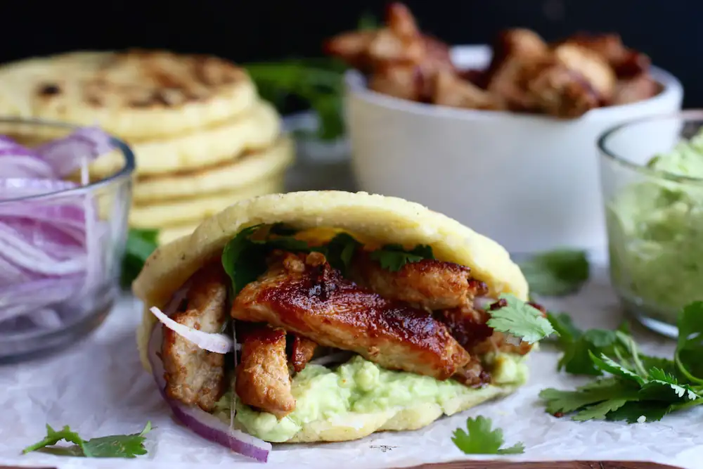Arepas rellenas de cerdo y aguacate con carnes de calidad Hatfield.