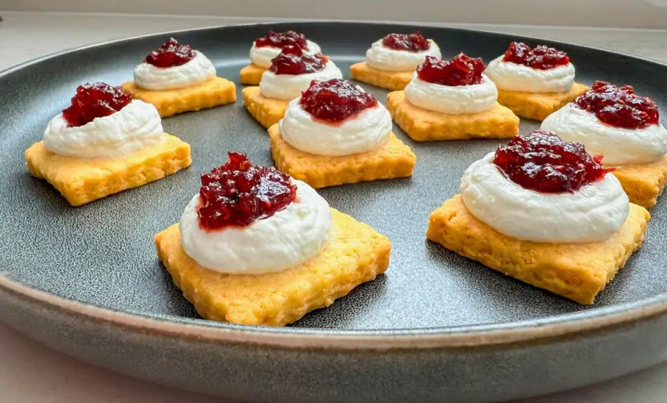 Galletas de mantequilla con parmesano y tomillo, acompañadas de salsa de queso feta y salsa de arándanos