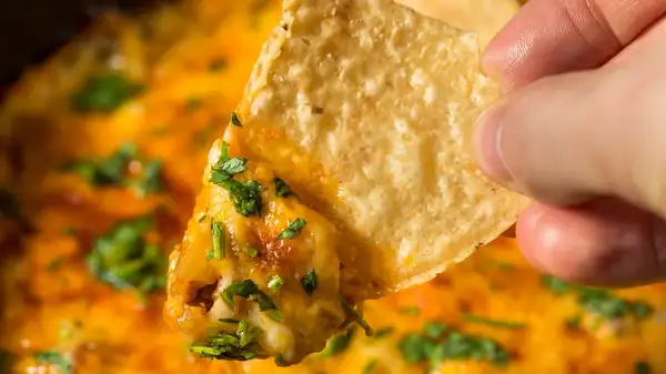 La deliciosa razón para colar batatas en el queso
