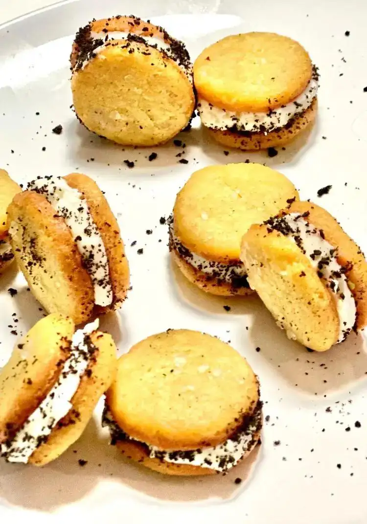Pecorino cheese and black olive powder biscuits