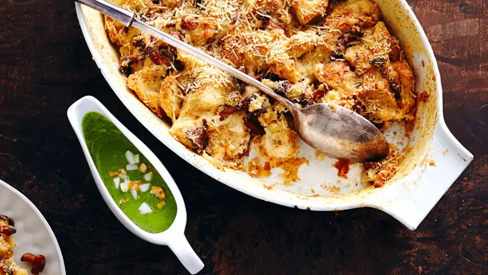 Cocina casera de lujo: ¡Un abundante clafoutis de champiñones con salsa verde fresca!