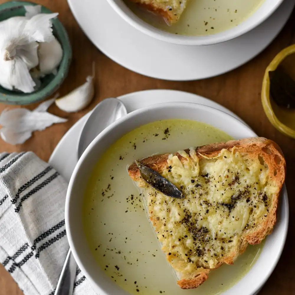 Sopa de ajo provenzal (Aïgo Boulido)