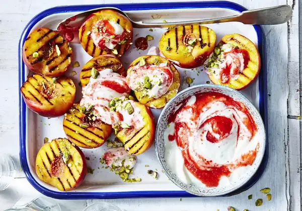 The best dessert from the grill: peaches with strawberry dip