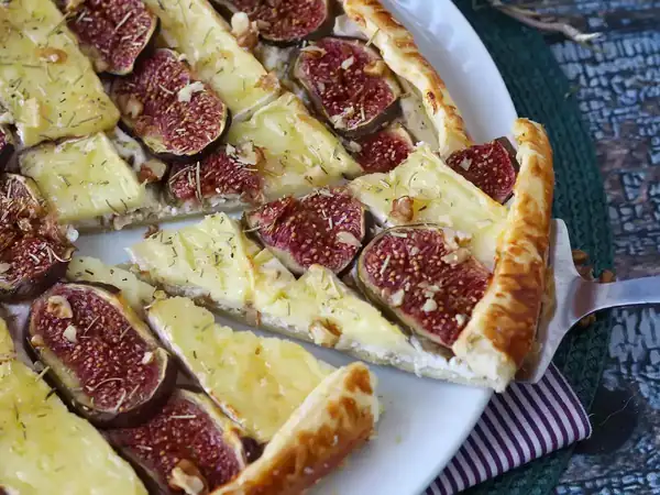 Thin tart with figs, brie and walnuts